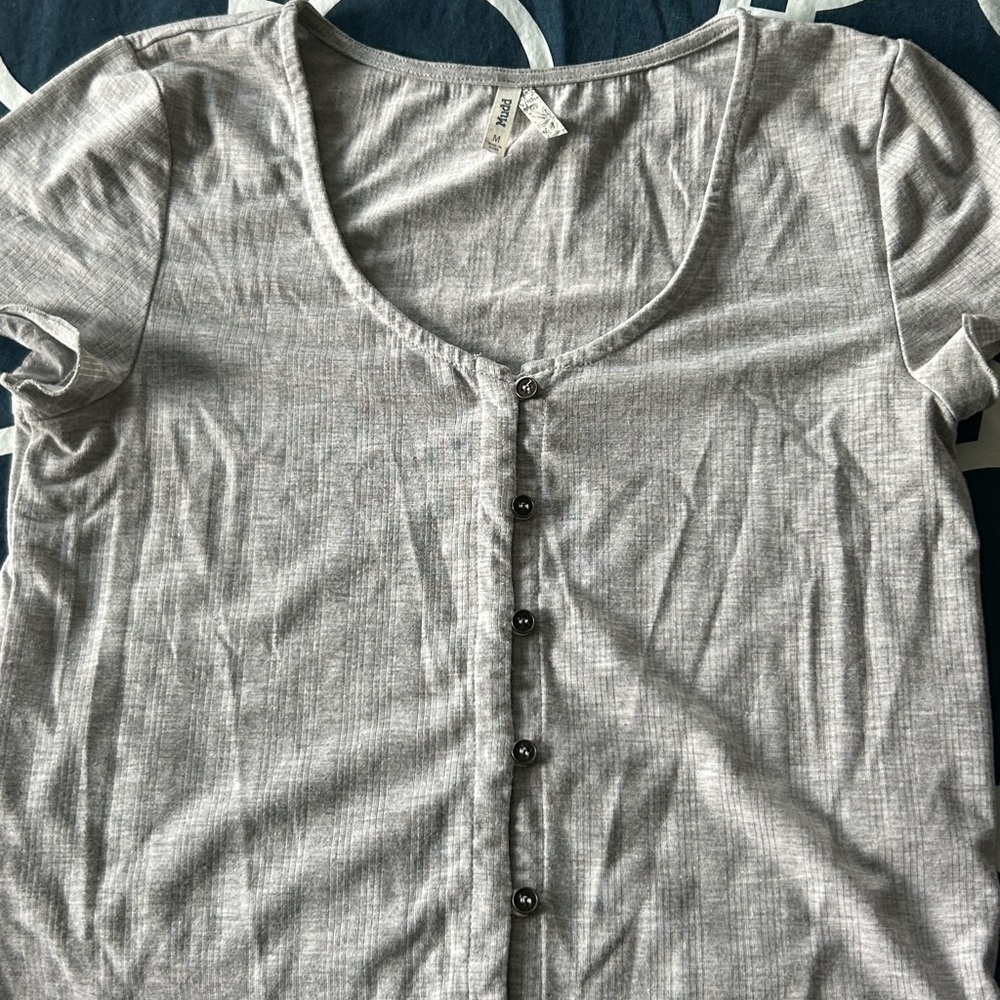 Cropped grey tshirt
